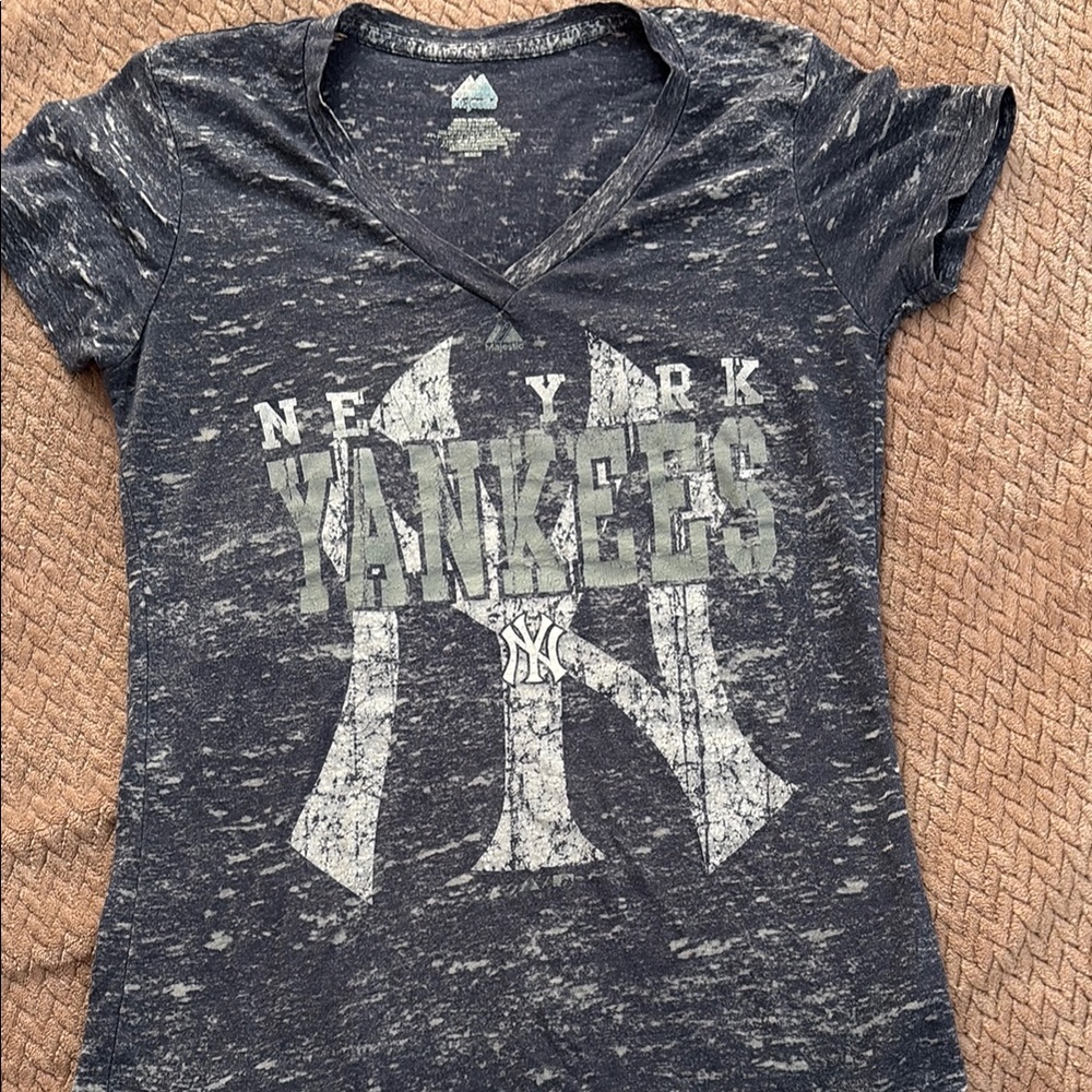 Junior’s Blue and White Short Sleeve NY Yankees Tee